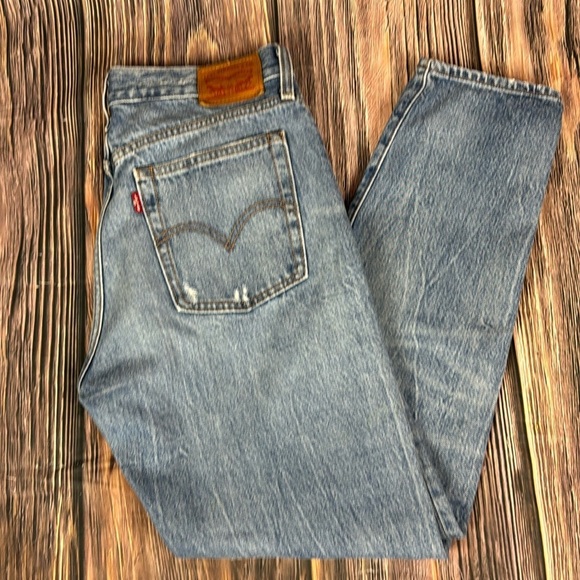 Women’s Levi’s Wedgie Icon Distressed Jeans - Picture 1 of 12